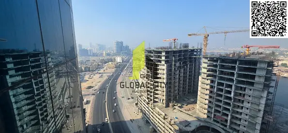 شقة بإطلالة بانورامية كاملة للإيجار في برج أواسيس 1، عجمان، طابق مرتفع مع موقف سيارات، المساحة الإجمالية 1380 قدم مربع، الإيجار 48000 جنيه مصري على 4