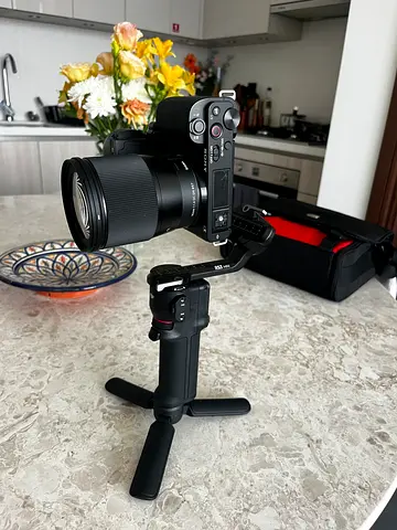 Sony ZV-E10 Vlog Kit – Sigma 16mm f/1.4, DJI RS3 Mini, Rode Mic, Like New