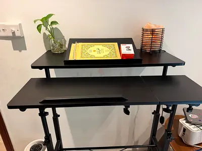 Office desk with adjustable height and wheels