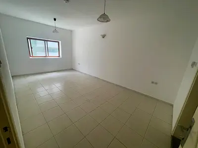 شقة 3 غرف وصالة وغرفه خادمه مساحه واسعه ومريحه تكيف مركزي مسبح مجاني قريبة من الكورنيش سعر مغري وتسهيلات في الدفعات والسداد