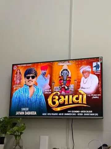 45 inch LED Smart TV wall-mounted - good condition