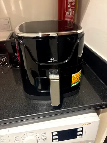 Black Compact Air Fryer - 8 litre (Good working condition)