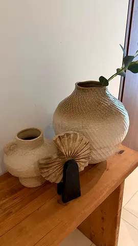Set of 2 decorative ceramic vases with wooden fan ornament