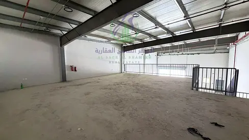 مستودع جديد أول استخدام للإيجار بالصناعية 13 الشارقة. مساحة 3750 قدم مربع مع ميزان وكهرباء 35 كيلوواط. موقع استراتيجي جاهز للتشغيل.
