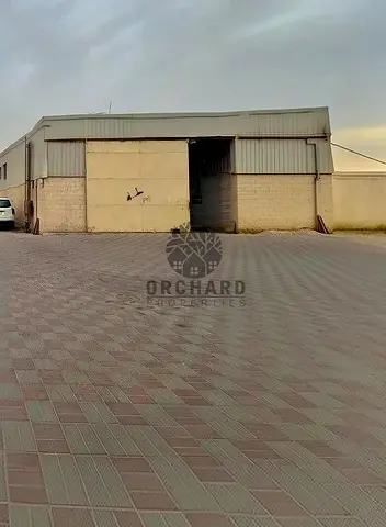 مستودع بمساحة 20,000 قدم مربع، يضم ساحة خارجية وغرفة للعمال، ومجهز بطاقة كهربائية عالية؛ متاح لكافة الأنشطة التجارية والصناعية. يشتمل العقار على مكتب