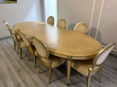 Dining table طاولة طعام
