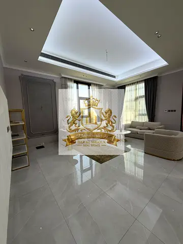 فيلا للبيع بالشارقه .. منطقه الحوشي .. مساحة الارض 6529 قدم .. مساحة البناء 5450 قدم مكونه من .. مجلس + صاله + 5 غرف +غرفة خادمة + مطبخ + غرفة غسيل