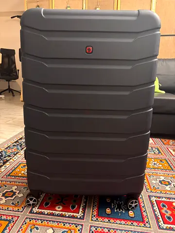 Wenger 30 inch hard case Vaiana roller suitcases almost brand new