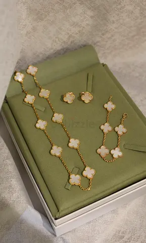 Gold-tone clover set: necklace, bracelet and stud earrings