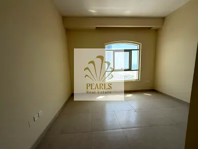 شقة غرفتين ماستر وصالة للإيجار السنوي على كورنيش عجمان، إطلالة بحرية، غرفة غسيل، شهر مجاني، 4 حمامات، مطبخ أمريكي، خزائن حائط، غاز مركزي، 48 ألف، 4 دف