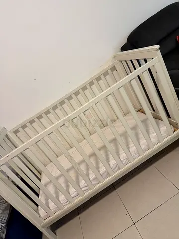 White wooden baby crib in good condition (includes mattress)
