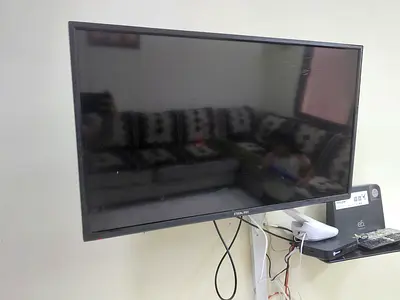 32-inch nikai smart  LED TV - Good working condition, wall-mounted