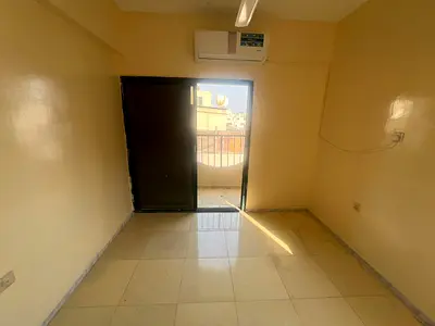 28,000 درهم سنويًا | سكن موظفين في الرميلة – غرفتين وممر