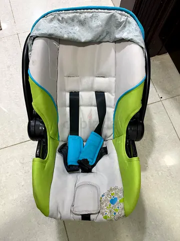 Infant car seat / baby carrier in good condition