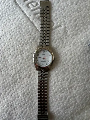 Classic stainless steel men’s wristwatch with white dial