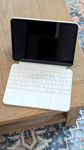 Apple iPad 10th Gen 64GB Wi-Fi + Official Magic Keyboard Folio – Excellent Condition