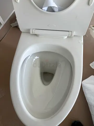 New white ceramic toilet bowl with tank and sink (good working condition)