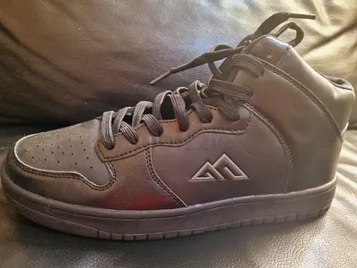 Oaklan,Black high-top casual sneakers, brand new.