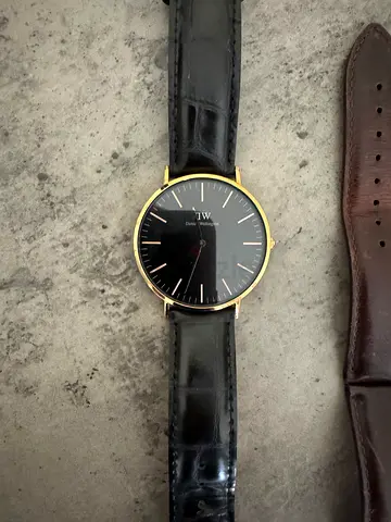 Daniel Wellington DW watch with 2 straps