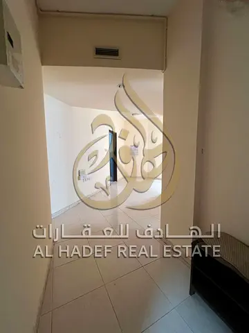 شقة غرفة وصالة للإيجار في النباعة الشارقة، موقع مميز بجوار جميع الخدمات، تصميم عملي ومناسب للسكن، مع دفع مرن على 4 أو 6 دفعات وتأمين مؤجل