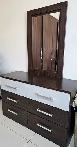 Dark wood 6-drawer dresser with mirror - good condition