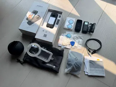 Insta360 X3 action camera in perfect condition with accessories (Dive Case, Remote, mounts, cables)