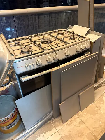 Supra Gas Cooker with 4 Burners and Oven, Chimney and Dish Washer. Older ones and need service.