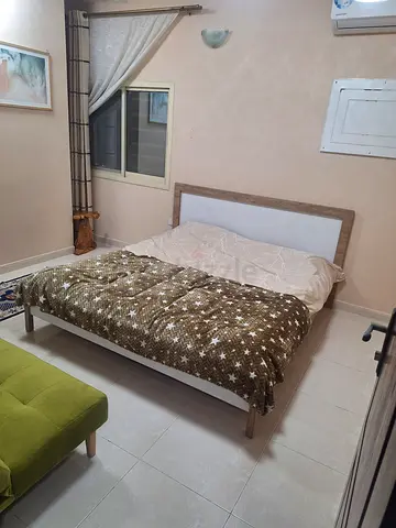 سرير شبه جديد للبيع