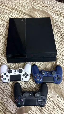 سوني 4 مستعمل بحالة جيدة سعة 500 GB مع 3 يدات | PlayStation 4 with 3 controllers and FiFa 20 CD