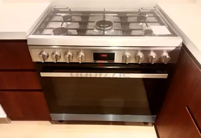 Bosch 5 burne full gas cooker new model series 6 same like a new condition arrange warranty