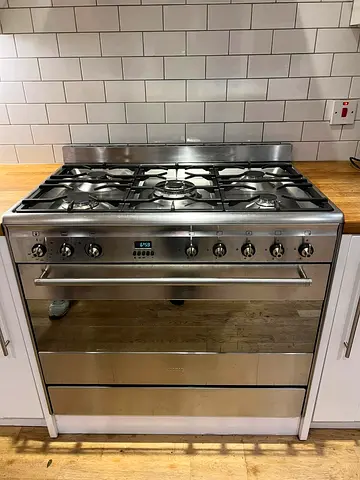 Smeg 90 cm top gass oven electric range new model slightly used