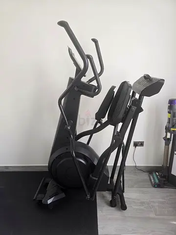 A foldable elliptical exercise machine with front wheels, connected, self-operating, of the Challeng