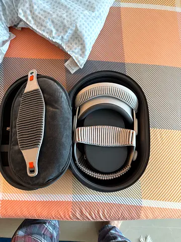Apple Vision Pro M2 - with dual knot band Solo Loop (Genuine) - perfect Condition