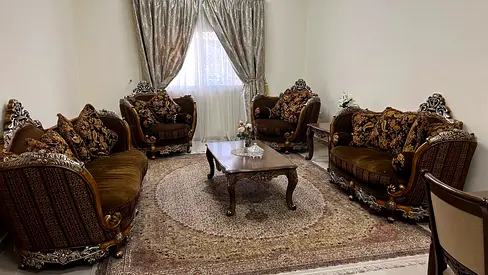 Classic carved wooden living room sofa set with matching coffee table and without rug