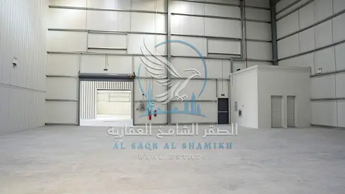 Warehouse for rent in Al Sajaa, 3,200 sq ft, 13m height, 17 kW electricity, Civil Defense, office and bathroom, AED 50 per sq ft.
