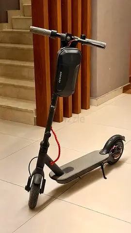 E SCOOTER FOR SALE ! with scooter bag and carriage hook ( price negotiable)