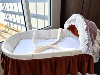 Portable baby bassinet / Moses basket with canopy - good condition