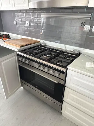 Siemens Heavy-Duty 5-Burner Gas Cooker with Digital Timer & Large Oven (90x60 cm) FREE DELIVERY