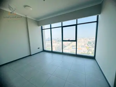 شقه ثلاث غرف وصاله مساحه ممتازه مع بلكونه مفتوحه علي كامل الشقه وشهر مجاني