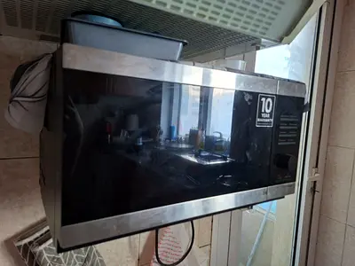 Rarely used countertop microwave in good working condition