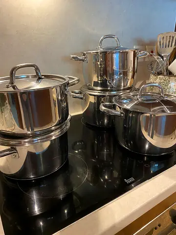 Saucepans x 5