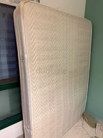 Single/Single-size queen mattress in good used condition