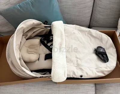 New Baby bassinet/carrycot in cream Yoyo bonpoint includes hood and straps
