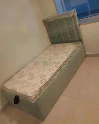 Single hydraulic bed with mattress -
