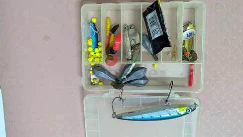 Fixed fishing lure tackle box