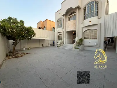 A unique opportunity to own a spacious villa in a vital location close to services, characterized by easy access and the presence of a street and rail