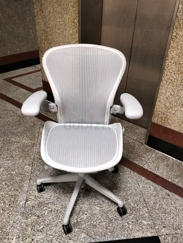 Selling Herman Miller Remastered chair size B full loaded available