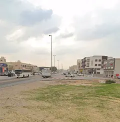 On 3 main streets / strategic location / crowded with people / large land area / free ownership