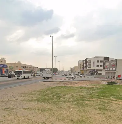 على ٣ شوارع رئيسيه / موقع استراتيجي / مزدحم بالسكان / مساحه الارض كبيره / تملك حر