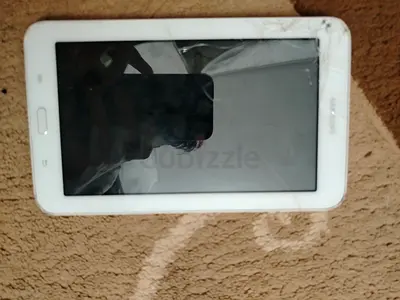 Used white Samsung Galaxy Tab tablet with cracked screen